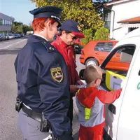 Policisti Policijske postaje Nova Gorica so danes izvedli preventivno akcijo Vozniki, spet smo na cesti s pomočjo učencev drugega razreda osnovne šole v Šempasu