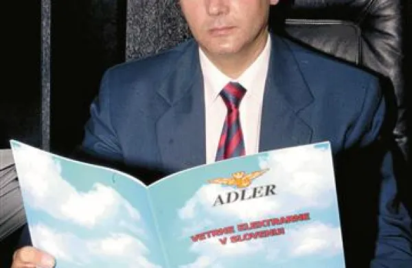 Pred sedmimi leti je Zoran Cvetković v Izoli predstavil projekt vetrnih elektrarn. Od konca leta 2009 se skriva pred opeharjenimi vlagatelji v denarno verigo.
