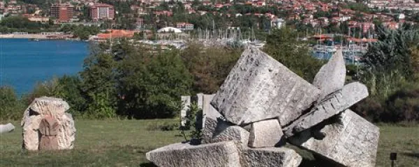 Forma Viva gleda na Portorož, od koder pa jo pogosto ne vidijo