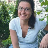 Polona Frelih na svojem domu v Podbrdu v Baški grapi 