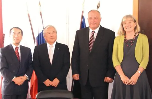  Veleposlanik Toshimitsu Ishigure, župana Katsuaki Miyamoto in Bojan Sever ter Milena Horvat