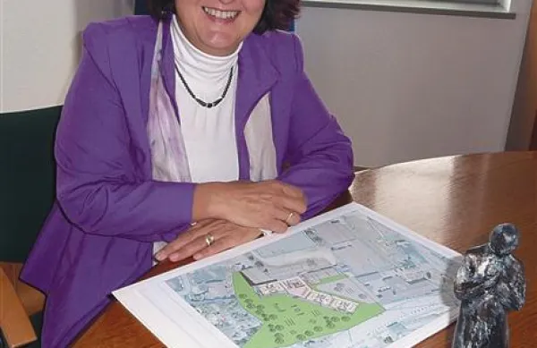 Darja Hauptman z idejnim projektom novega vrtca in kipcem Simona Gregorčiča 
