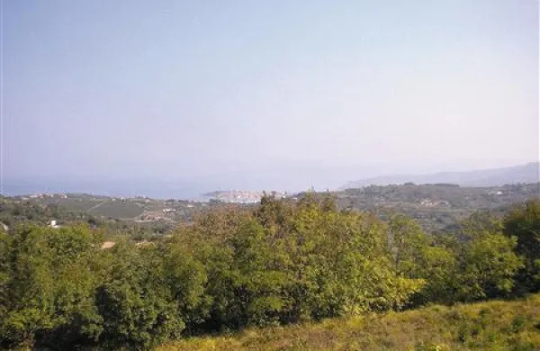 Takšen pogled se bi odpiral s turistične kmetije, če bi zrasla sredi kmetijskih zemljišč na Maliji nad Izolo
