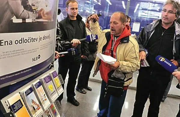 Izjavo so prebrali tudi v preddverju NLB