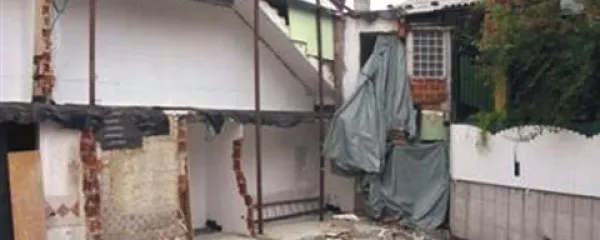 Rušenje po nalogu inšpekcije je potekalo brez načrta o rušenju, torej tako rekoč na črno. Za seboj pa je pustilo tako opustošenje, da je tudi sosed prisiljen v sanacijo svoje hiše. Tudi te stroške bomo na koncu najverjetneje plačali davkoplačevalci.