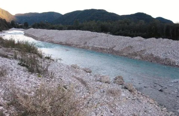 S Sočo (na fotografiji) in Tolminko nekateri delajo kot svinja z mehom in ju  s prekopavanjem spreminjajo v kanal 