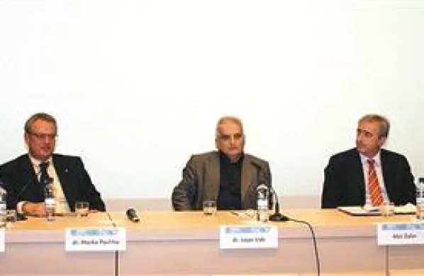 Okroglo mizo so sooblikovali: (z leve) dr. Miro Cerar, dr. Marko Pavliha, dr. Lojze Ude,  Aleš Zalar in Goran Klemenčič 