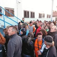 Izolska dvorana je bila pretesna tudi za tiste, ki so kupili vstopnice