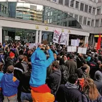 Po včerajšnjem množičnem prostestu pred ljubljansko borzo nekateri protestniki še vedno vztrajajo tam