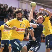Elvin Čosić (z žogo) je bil med najbolj aktivnimi izolskimi napadalci