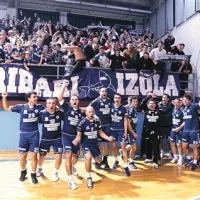 Izolski rokometaši so se zmage razveselili s svojimi navijači
