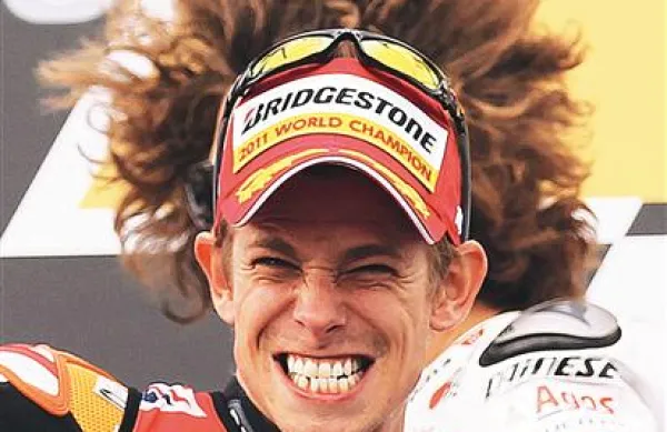Casey Stoner se veseli z bujno pričesko