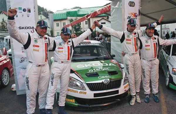 Škoda Fabia S 2000    je v DP s posadkama  (od leve proti desni) Zmago Logar -  Aleks Humar in Piero Longhi - Luigi Pirollo ostala nepremagana