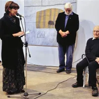Mojster Vladimir Makuc (desno) na odprtju razstave v Monfortu, ob njem direktor Obalnih galerij Toni Biloslav in ena od kusosv razstave Noves Marvin