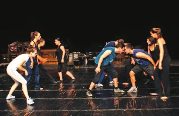 Koprodukcijska predstava Rdeče, režiserja Martina Kočovskega, je navdušila mednarodno žirijo festivala Joakim Interfest v Kragujevcu. 
