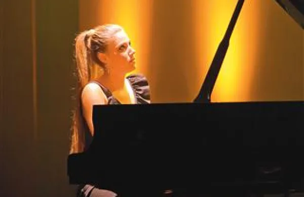 Natalija Šaver na velikem odru novogoriškega Kulturnega doma 