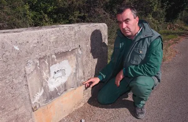 Robert Živec na enem izmed mostov, s katerega je izginil v bron vpisan spominski napis