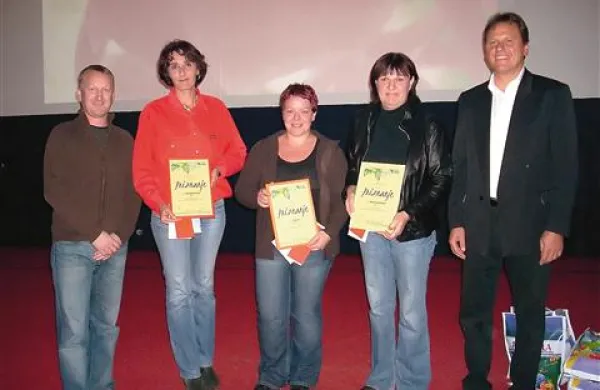 Nagrajenke letošnje akcije: predstavnice Nadanjega sela, Trnja in Male Pristave, desno  podžupan  Pivke Andrej Godina in levo predsednik TD Pivka Peter Ženko 