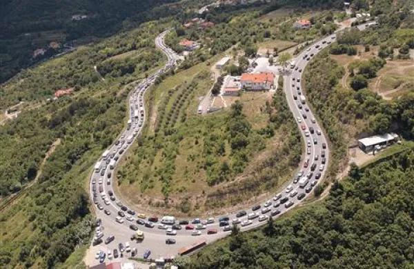 Med Koprom in Dragonjo, tudi po ovinkih na Šmarski cesti,  se že vrsto let poleti vozniki premikajo po polžje