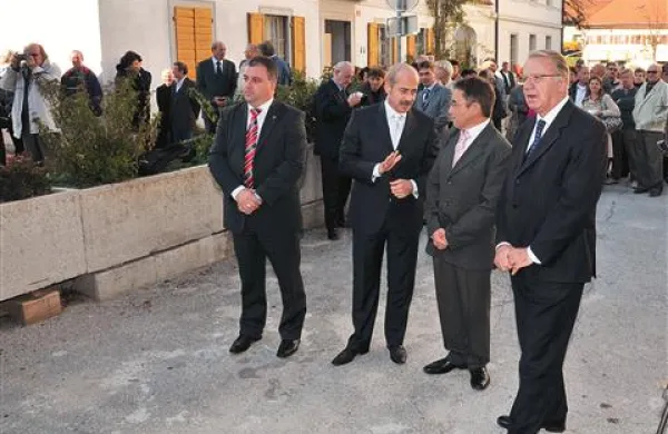 Božidar Kanalec (tretji z leve) je bil deset let gonilna sila pri urejanju dializnega centra