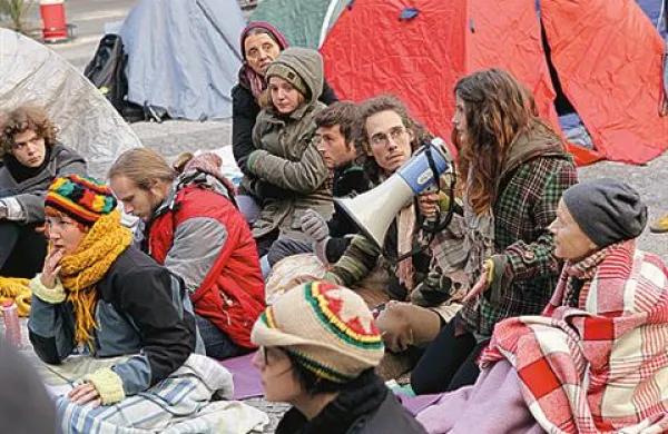 Protestniki pred ljubljansko borzo zatrjujejo, da bodo vztrajali, “dokler bo potrebno”