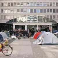 Skupina protestnikom je postavila šotore in že od sobote vztraja pred Borzo, ki pa je med protestom postala Boj  za