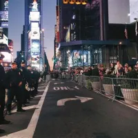 New York: Dokler so protestniki na pločniku, policija ne posreduje. Med vikendom so sicer aretirali 70 protestnikov.