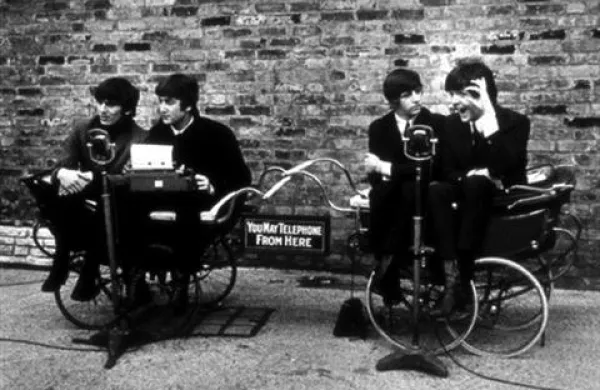 V začetku 60. let so The Beatles obnoreli Anglijo in pozneje ves svet