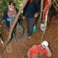 V jamo so se jamarji spuščali skozi komaj  40 centimetrov široko  špranjo
