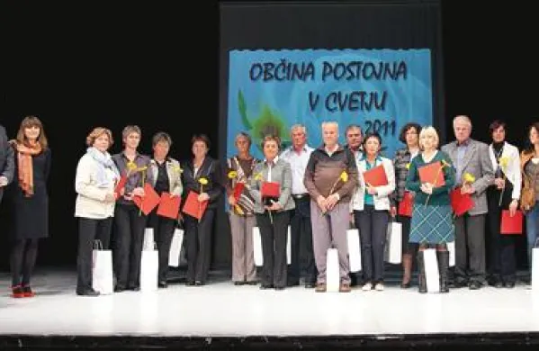 Ob zaključku sedme akcije Občina Postojna v cvetju so nagradili lastnike najlepših balkonov, vrtov in okolic poslovnih stavb