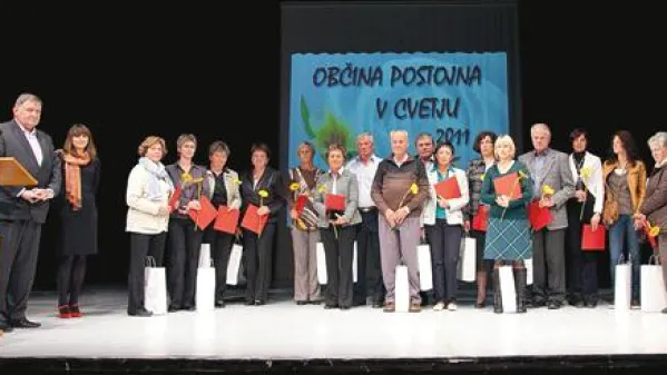 Ob zaključku sedme akcije Občina Postojna v cvetju so nagradili lastnike najlepših balkonov, vrtov in okolic poslovnih stavb