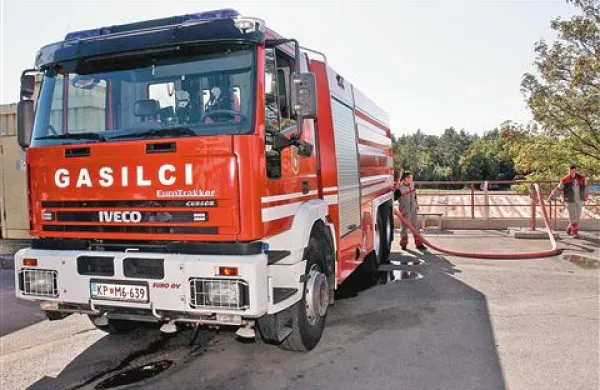 Razvoz pitne vode je ena redkih dejavnosti, ki sežanskemu Zavodu za gasilno in reševalno službo prinaša dobiček. Žal je ta omejen in odvisen od vremena.