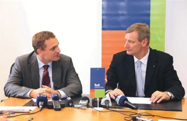 Podobnikovo razrešitev naj bi predlagal predsednik nadzornega sveta Gorazd Podbevšek (levo).  
