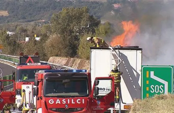 Tovornjak je skoraj povsem zgorel, nepoškodovana pa je ostala prikolica.