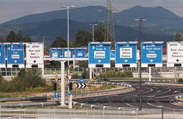 Posel za vertikalno cestno signalizacijo v rondoju Tomačevo, ki jim ga SCT ni plačal, družbo Meblo a +a stiska za vrat   