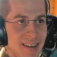Izpuščeni vojak Gilad Shalit, ki so ga v domačo vas pripeljali s helikopterjem. 