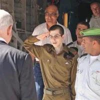 Gilada Shalita je na domačih tleh pričakal izraelski premier Benjamin Netanyahu (levo).