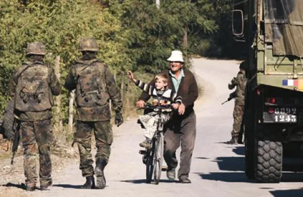 Mednarodne sile Kfor bodo z odstranjevanjem barikad na severu Kosova počakale do sredinih pogovorov predstavnikov petih srbskih občin.