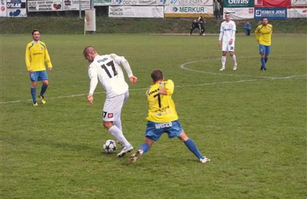 Aljaž Struna (17) v dvoboju z Rokom Brezaričem