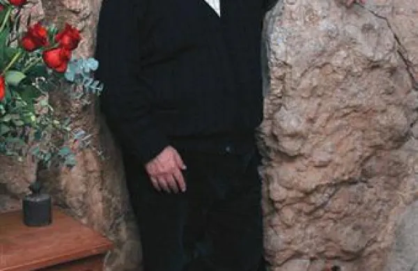 Tržaški pesnik Miroslav Košuta je prispeval letošnji verz na kipu Deklice z rastočo knjigo. 