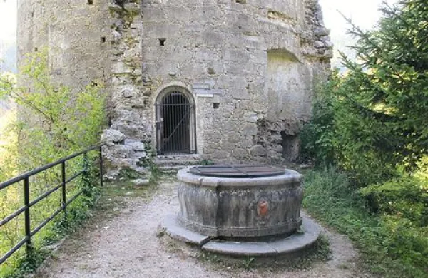 Vodnjak pred vhodom v stolp ni tu od nekdaj, temveč naj bi ga sem izpred gradu Hasberg pripeljali planinski jamarji, ki so leta skrbeli za stolp, ga vzdrževali in obnavljali. Tako ob vhodu v stolp  še zdaj visi napis, da je stolp Jamarski dom.