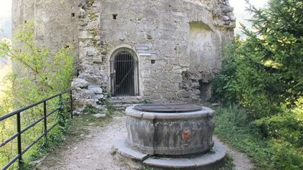 Vodnjak pred vhodom v stolp ni tu od nekdaj, temveč naj bi ga sem izpred gradu Hasberg pripeljali planinski jamarji, ki so leta skrbeli za stolp, ga vzdrževali in obnavljali. Tako ob vhodu v stolp  še zdaj visi napis, da je stolp Jamarski dom.