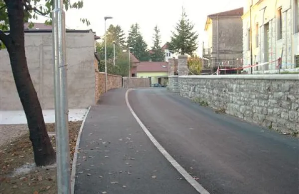  Bistriški svetniki so se odločili, da gradbenih del za Rozmanovo ulico v Ilirski Bistrici (za zdaj) ne bodo v celoti poplačali, čeprav se lahko zgodi, da bo dolgovani znesek izvajalec iztožil