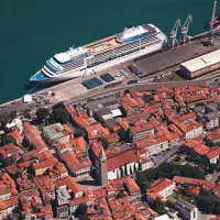 Letos je ob  potniškem terminalu pristalo 77 potniških ladij. Kar 22 nedelj je bil vez rezerviran za eno največjih križark na svetu, Voyager of the seas  
