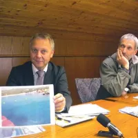 Tomo Borovničar s fotografijo italijanske obale, ob kateri so z razmejitvijo kopalnih voda že poskrbeli za večjo varnost kopalcev (desno Robert Turk)