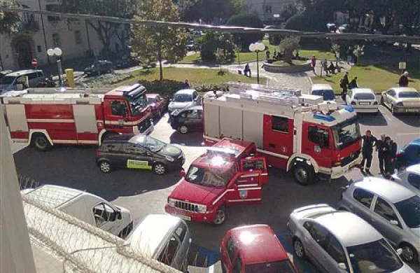 Gasilce je h koprski knjižnici priklical lažen alarm