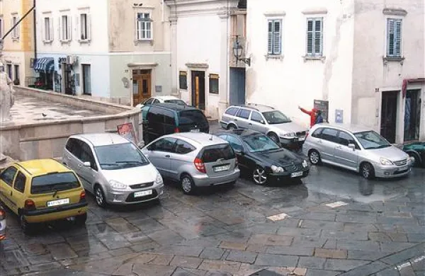 Ko so v primeru zadnje visoke plime   odprli zapornico na Prvomajskem trgu, so ga avtomobili zapolnili do zadnjega kotička, tako da niti dostavna vozila niso imela dostopa do trgovin ...    