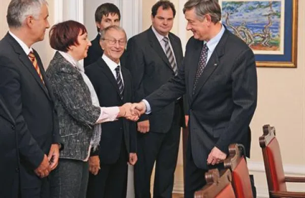 Predsednik republike Danilo Türk je danes na posvetu gostil predstavnike humanitarnih organizacij.