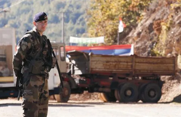 Kosovski Srbi so se danes odločili, da ne bodo podrli barikad, bodo pa pripadnikom Kforja dovolili prehode.