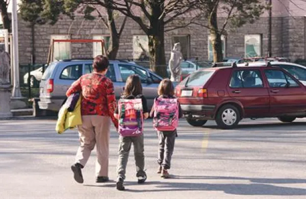 Šolarji se bo po novem prvi tuji jezik začeli učiti že v drugem razredu osnovne šole.